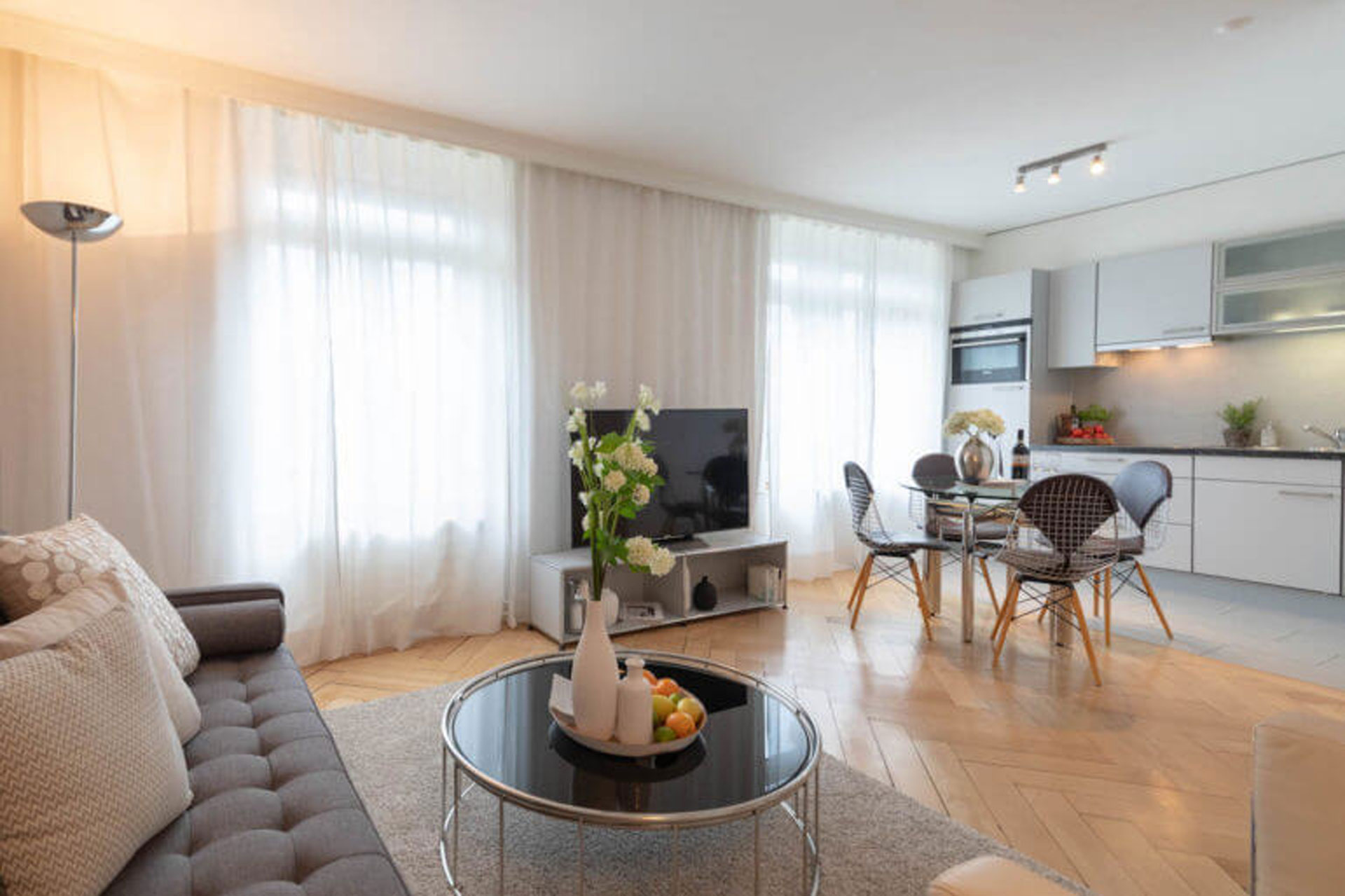 AE8651_aemtlerstrasse-86_2_5_ZI_Balkon_rechts-wohnzimmer_1920