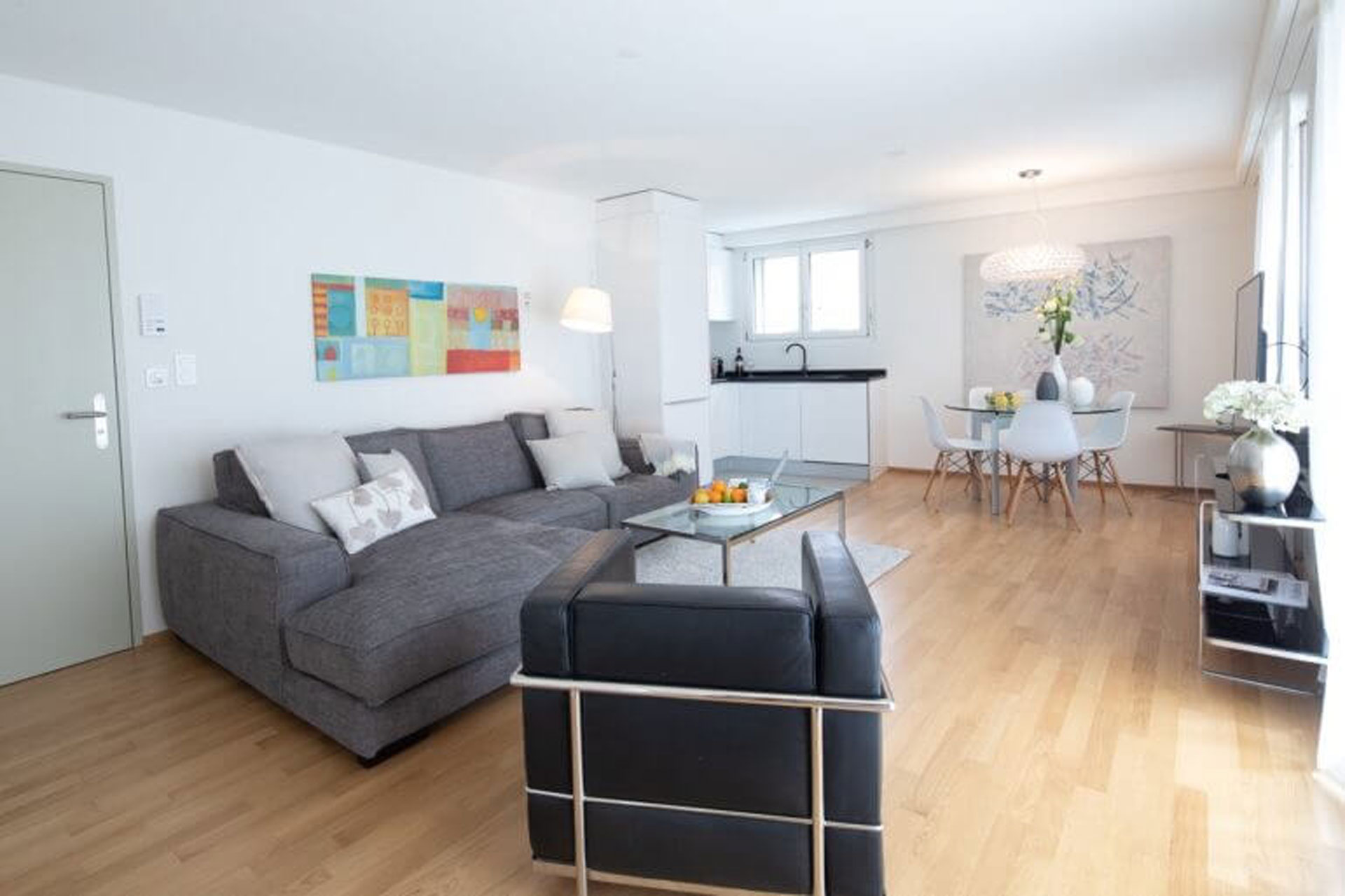 RO2050_apartment-mieten-zuerich-rotachstrasse-20-wohnzimmer_1920